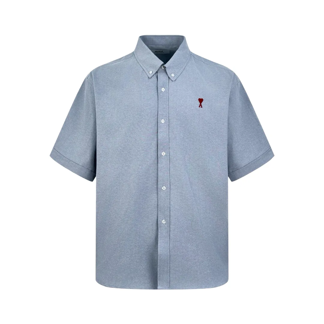 Ami Paris love embroidered short-sleeved shirt (gray blue). The original purchase was . The fabric is made of custom-made luxury Oxford cloth. It has excellent texture and is comfortable and close to the skin. The elegant gray and blue charm is quiet and elegant. A bright red love heart jumps out on the chest and is embellished like a work of art. It is casual yet exquisite. It is the ultimate simplification of color and conveys the love and persistence of life. The minimalist shape contains the soul of fashion and adopts imported machine embroidery technology. Using advanced computer control systems and precision mechanical components, Ami's love embroidery work is realized with high precision. The lines are smooth and delicate, and the fabrics have been washed. It has a better hand feel and texture, is not easy to deform, is not easy to shrink, is not easy to fade, and maintains long-term beauty. Size:S-M-L-XL